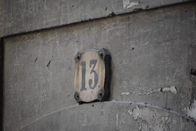 ¿Cuál es el origen de pensar que el Martes y trece es sinónimo de mala suerte? 125 Merca2.es Fuente de miedo y de supersticiones