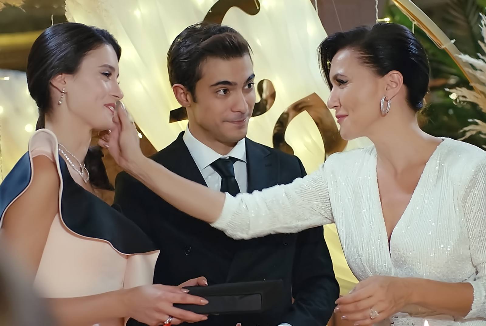 ‘Pecado Original’: la tragedia sobrevuela la fiesta de compromiso de Yigit y Lila