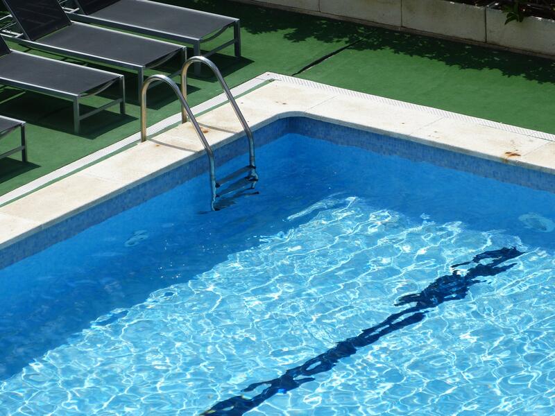 Cataluña prohibirá llenar piscinas de hoteles y campings por la sequía anticipando un verano complicado