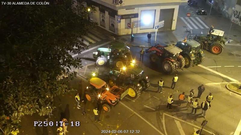 Protestas de agricultores causan retenciones en la A-4 y bloquean el acceso al puerto de Málaga