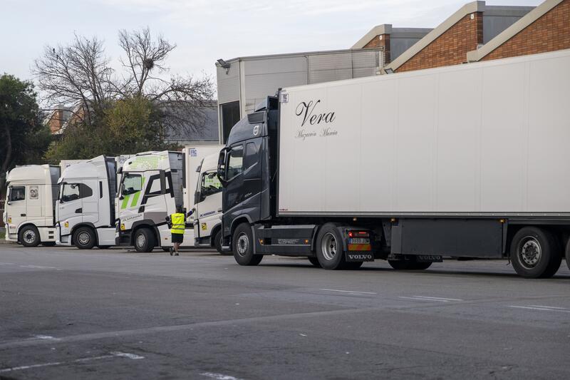 El Gobierno acuerda con los transportistas garantizar la circulación de camiones pese a las protestas