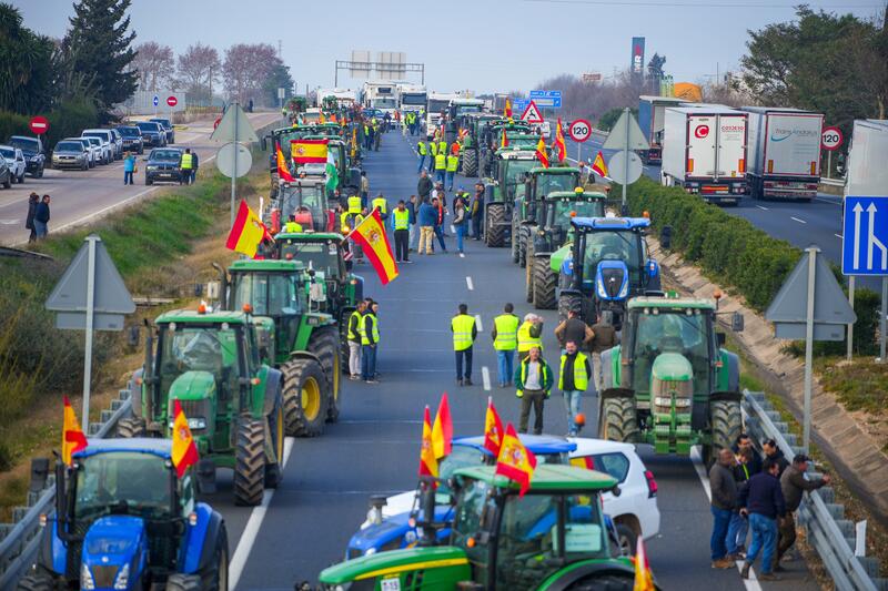 COAG lamenta tener que cortar carreteras pero avisa: «¿Qué hacemos? Nos están arruinando y echando del campo»