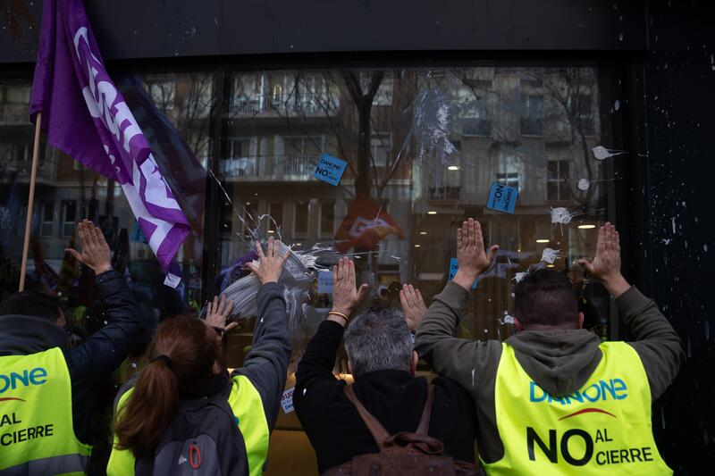 Lanzan yogures a la sede de Danone en Barcelona por el cierre de la planta en Parets