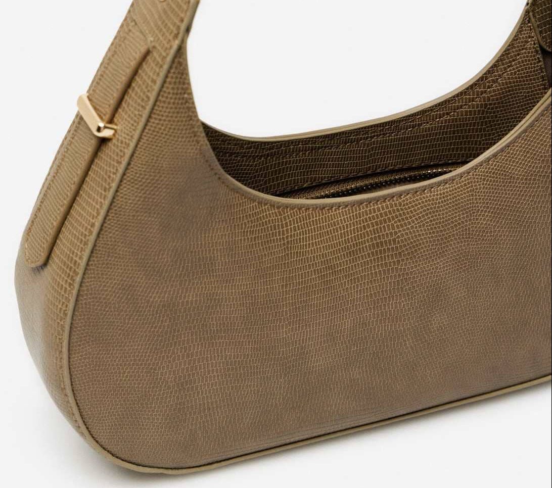 Cortefiel se apunta a la moda de los bolsos baguette tipo Celine, con este modelo superrebajado