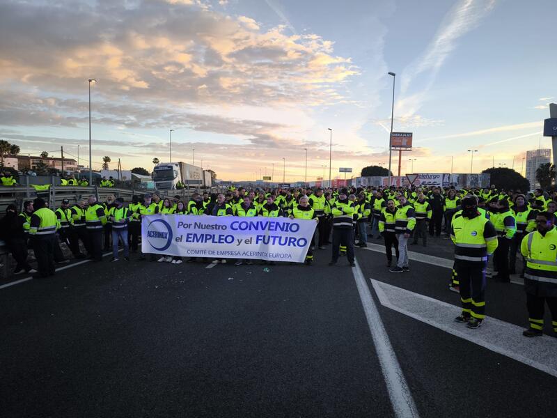 Trabajadores de Acerinox cortan de nuevo la A-7 a la altura de Los Barrios (Cádiz)