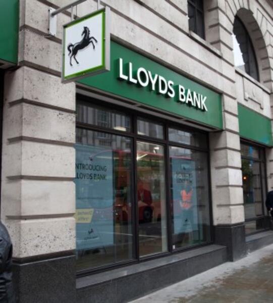 Lloyds gana un 45% más en 2023 y lanza un plan de recompra de 2.335 millones