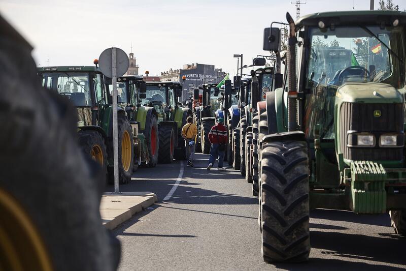 Agricultores llevan la tractorada al Puerto de Valencia