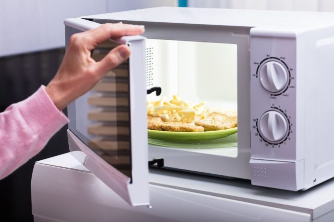 La limpieza y desinfección del microondas es esencial