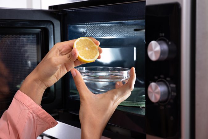 Puedes comprar productos específicos de limpieza