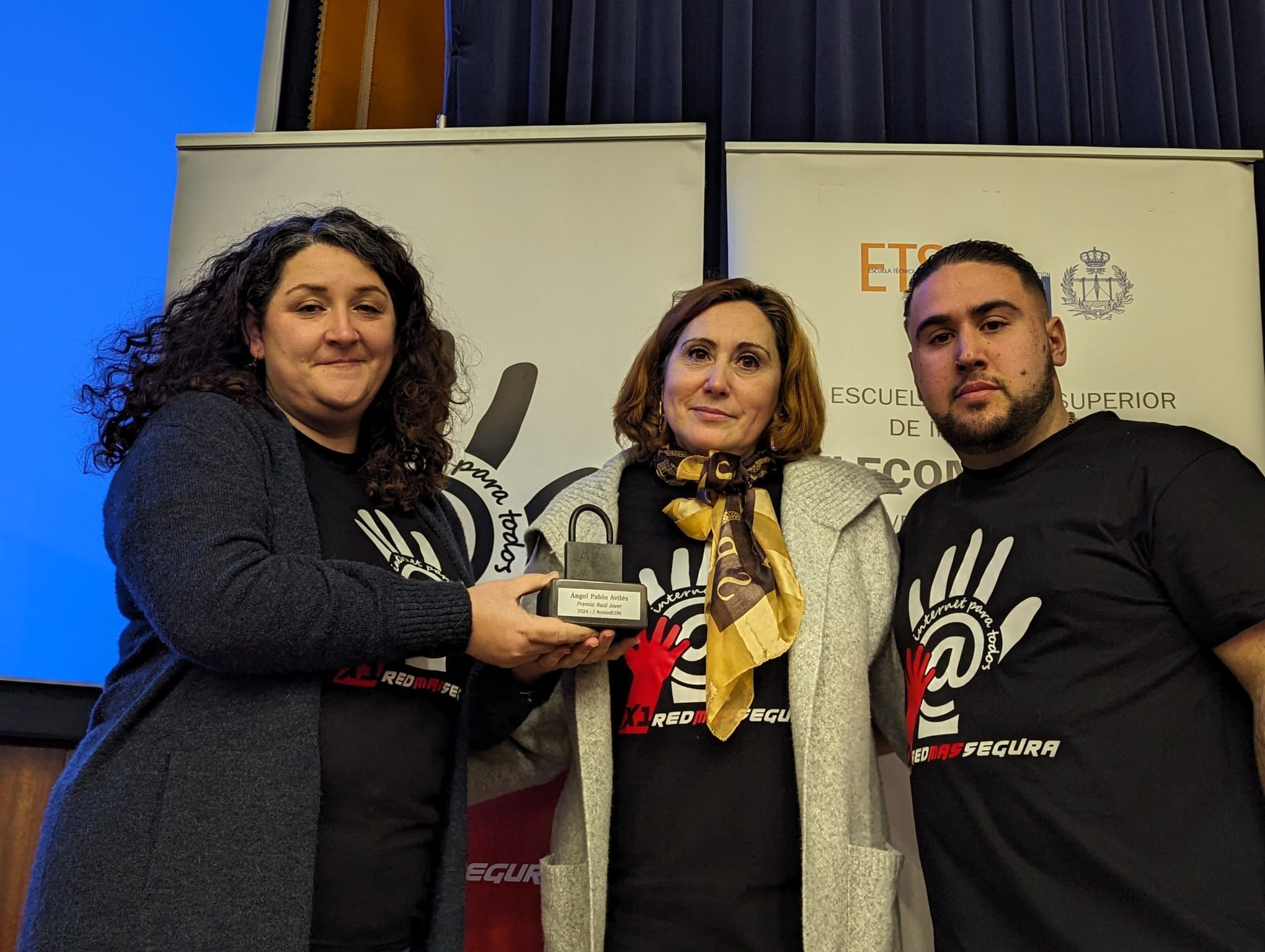 @Angelucho recibe el Premio Raúl Jover de RootedCON, a título póstumo, por su trayectoria en ciberseguridad 1 Merca2.es Merca2.es