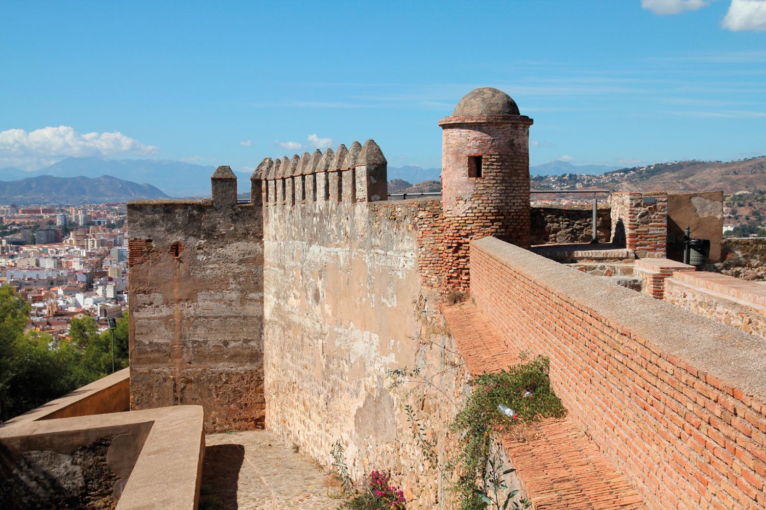 La fortaleza del cielo: el enigma detrás del Castillo de Gibralfaro en Málaga 4 Merca2.es UN ATRACTIVO TURÍSTICO IMPRESCINDIBLE