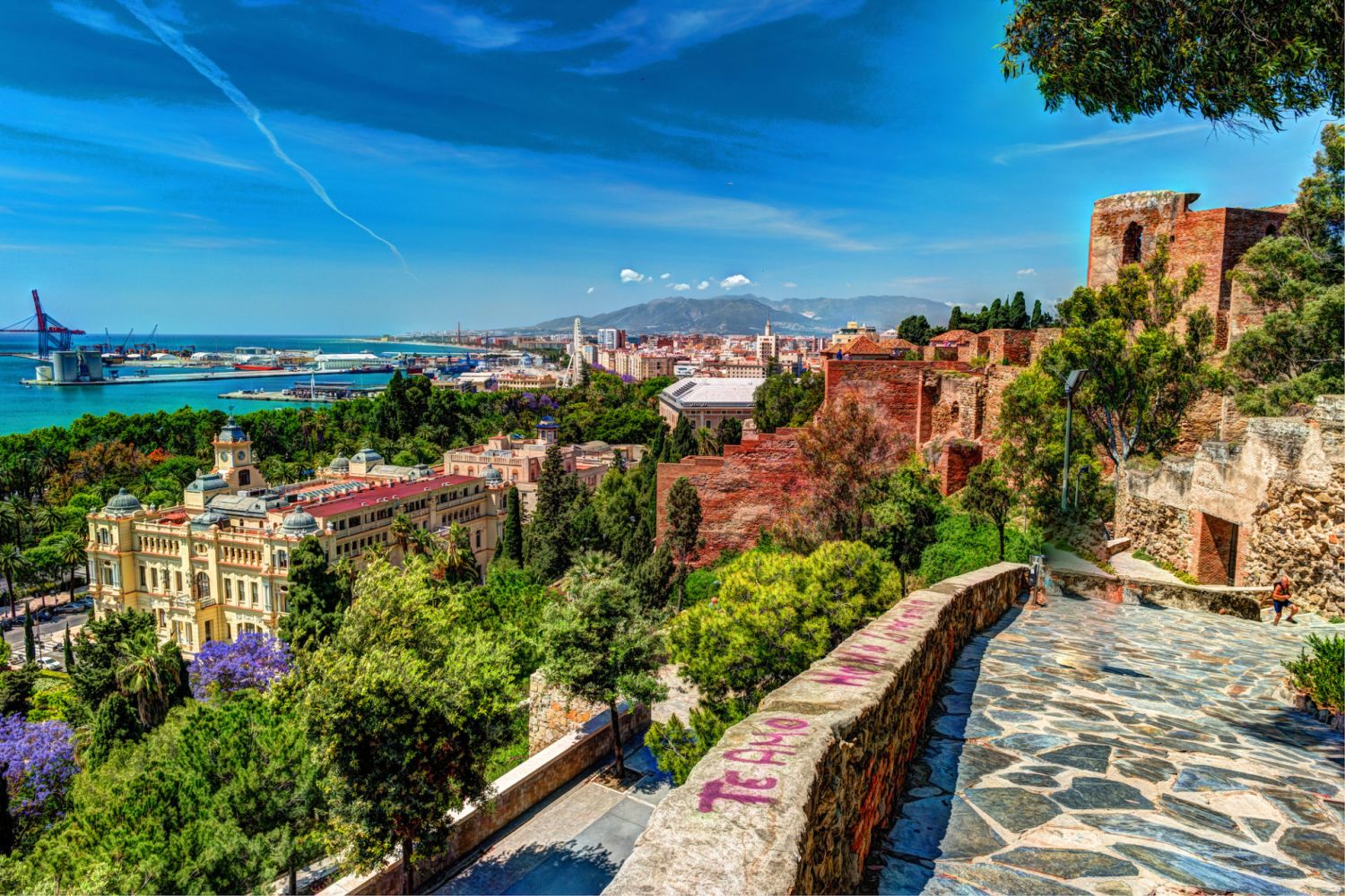 La fortaleza del cielo: el enigma detrás del Castillo de Gibralfaro en Málaga 2 Merca2.es UNA VISTA PANORÁMICA IMPRESIONANTE