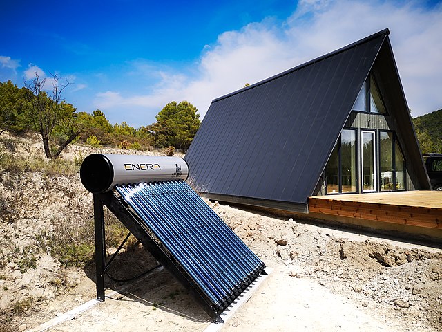 Ahorra mucho dinero colocando estas placas solares de Leroy Merlin, muy fáciles de instalar