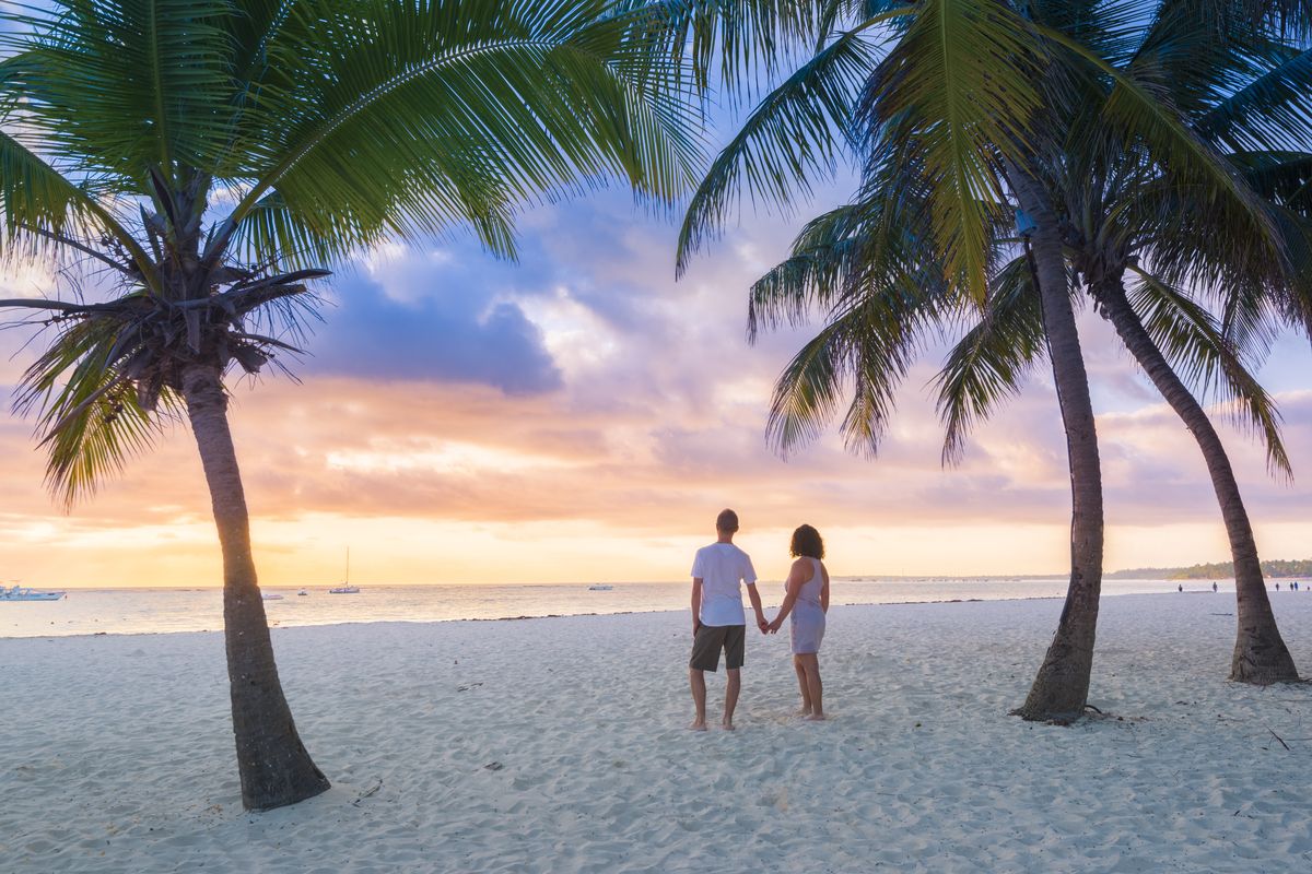 KAYAK revela diez destinos donde las parejas DINK podrán celebrar San Valentín por todo lo alto 1 Merca2.es DEST DOMINICAN REPUBLIC PUNTA CANA BAVARO BEACH PEOPLE COUPLE GettyImages 857739562 Universal Within usage period 81004 Merca2.es