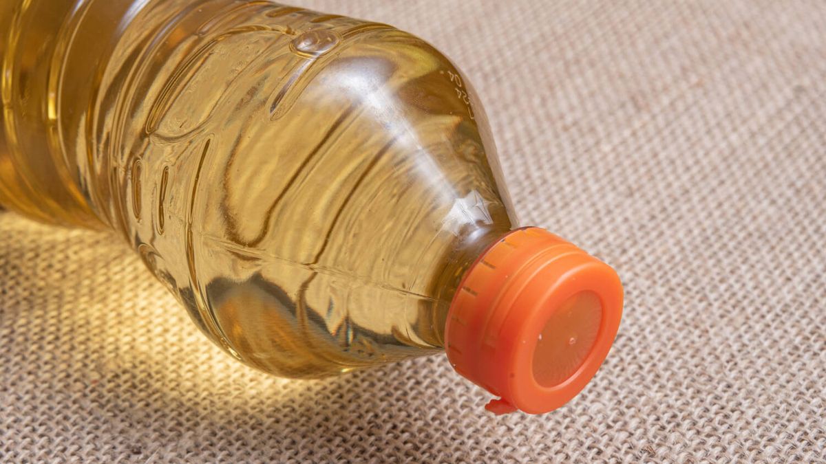 El truco infalible para que las botellas de aceite dejen de estar siempre pringosas cuando las utilizas