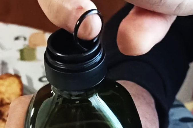 Otra es que le pongas un babero a las botellas de aceite