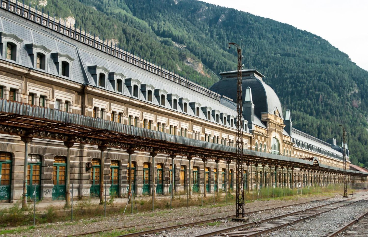 ESTACIÓN CANFRANC: EL ENCANTO ABANDONADO, LEYENDAS Y MITOS