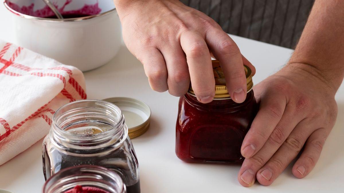 No sufras más para abrir los tarros de cristal con este inexpugnable truco casero