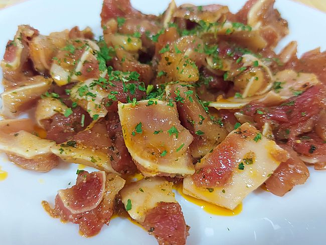 Oreja de cerdo al ajillo: Delicias ibéricas, listas en minutos con pocos pasos