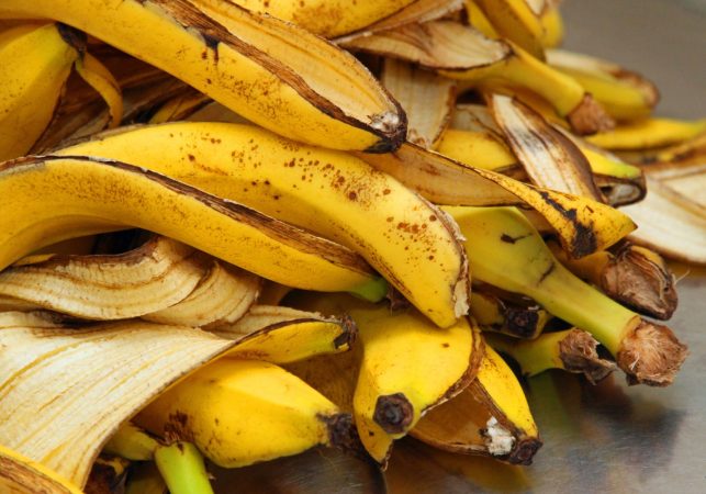 Los usos que puedes darle a la piel de los plátanos congelada