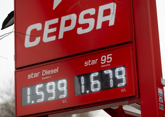 Repsol y Cepsa se beneficiarán de la subida del petróleo y los carburantes