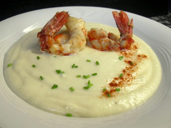 Crema de coliflor y puerro con gambas para una cena ligera y saludable.