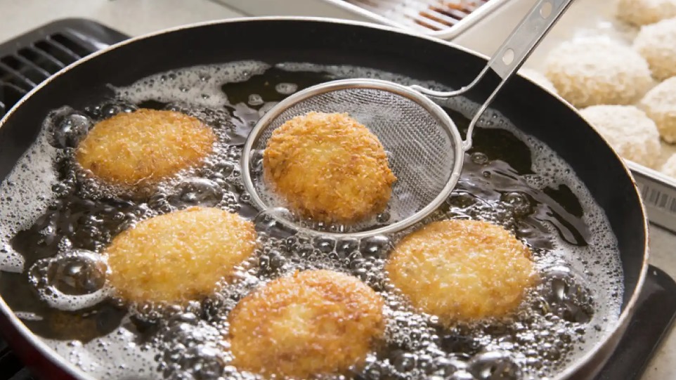 Siguiendo estos pasos no se te volverán a romper las croquetas al freírlas