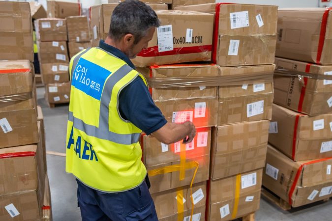 Un trabajador de Cainiao en el centro logistico de San Fernando de Henares Merca2.es