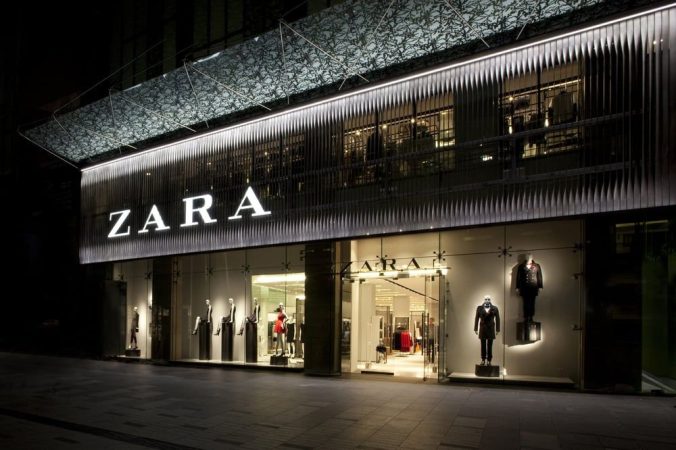 Zara tiene este vestido motero efecto piel, ideal para las temperaturas que llegan, por menos de 10 euros