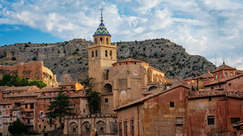 Uno de los pueblos más bonitos de España: medieval y de color de rosa