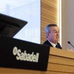 Las fusiones dan la espalda a Banco Sabadell