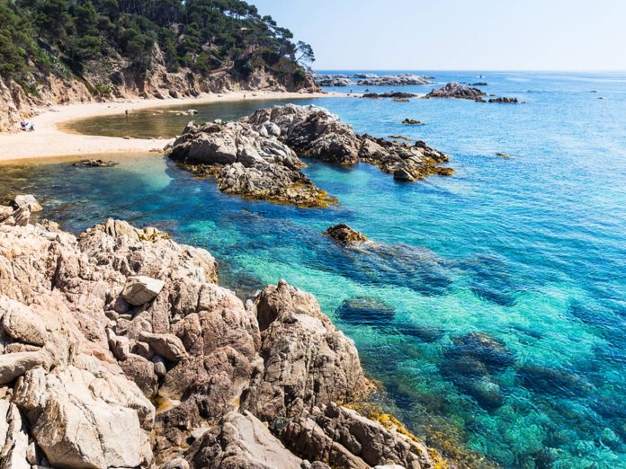 Lonely Planet señala a esta pequeña Cala Catalana como una de las mejores playas del mundo