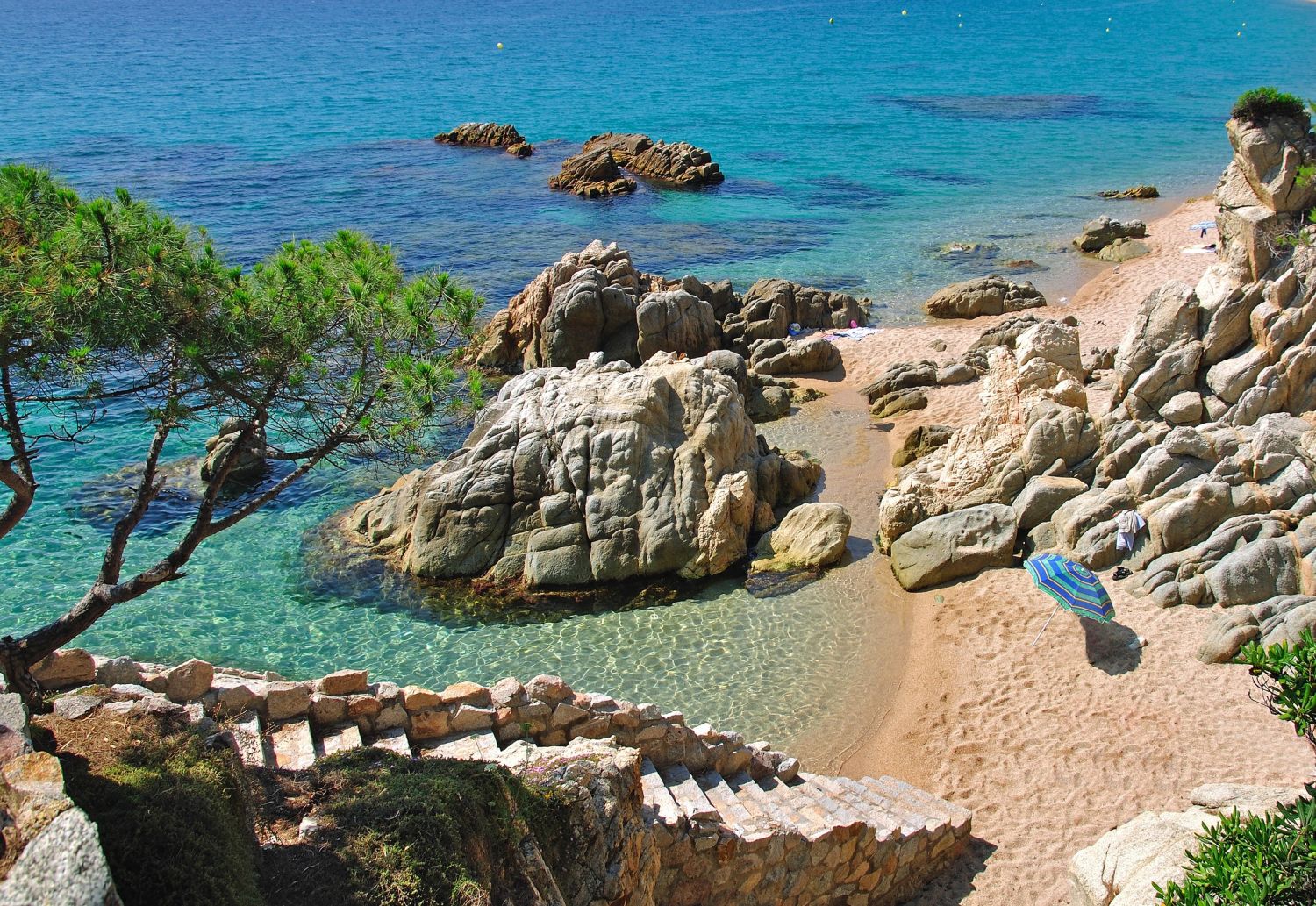 CALA CATALANA: UN PARAÍSO ENTRE ROCAS Y PINOS