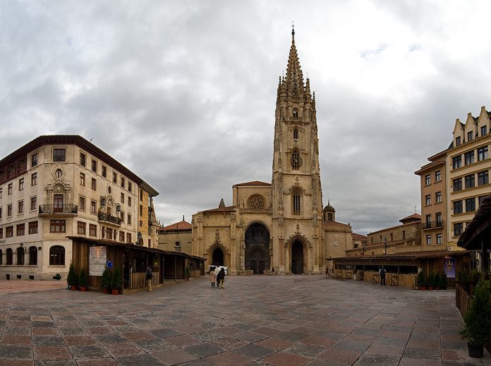 Explora Oviedo: Navega entre arcos y leyendas en la Catedral del arte prerrománico y gótico más impactante de España