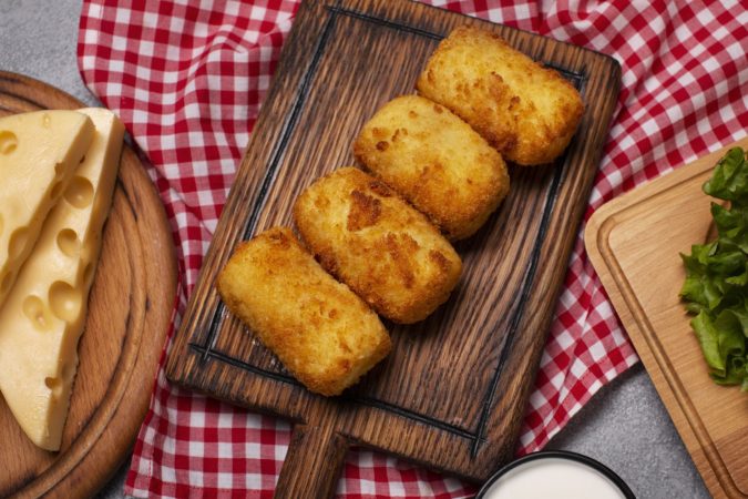 croquetas comida vista superior tablero madera Merca2.es