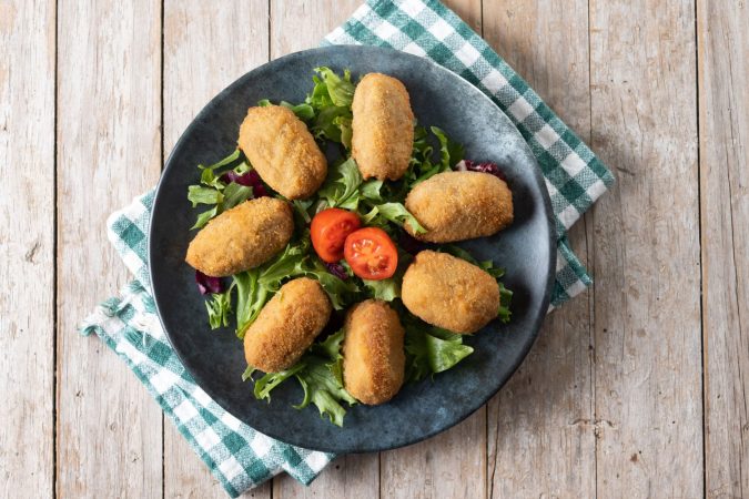 croquetas fritas tradicionales espanolas sobre mesa madera Merca2.es