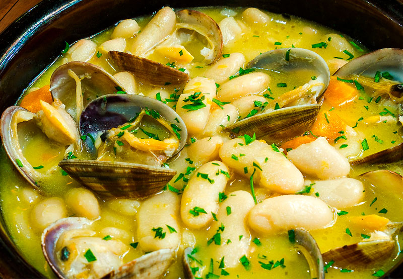 Fabes con almejas: un exquisito plato de mar y montaña asturiana