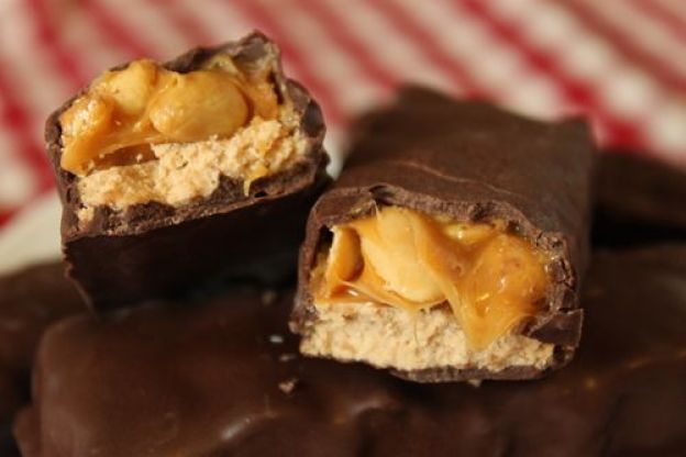 Cómo preparar unas barritas de chocolate Snickers caseras en 10 minutos y más ricas que las compradas