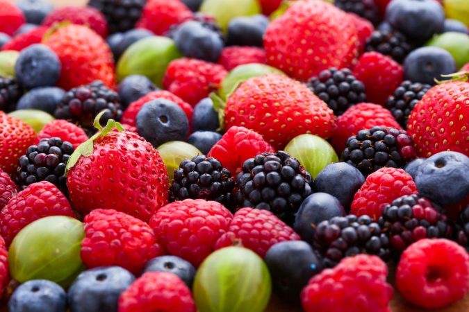 Si quieres cuidar tu salud a través de tu alimentación, sigue todos estos consejos 10 Merca2.es frutas rojas Merca2.es