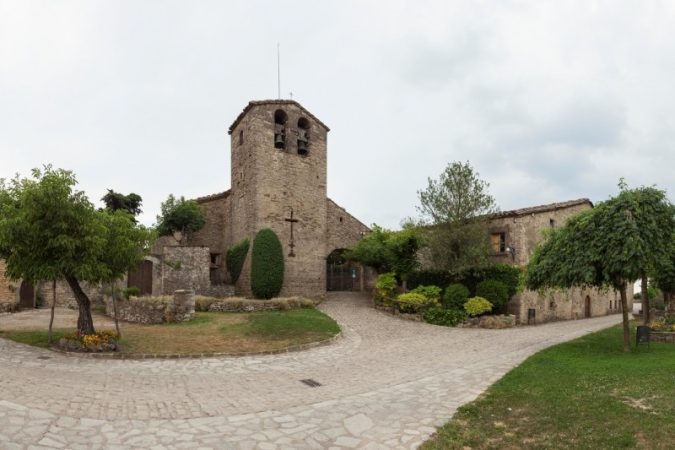 El pueblo español a una hora de Barcelona que parece un mundo perdido dominado por la naturaleza: conoce el atractivo de viajar a Tavertet 9 Merca2.es iglesia Merca2.es