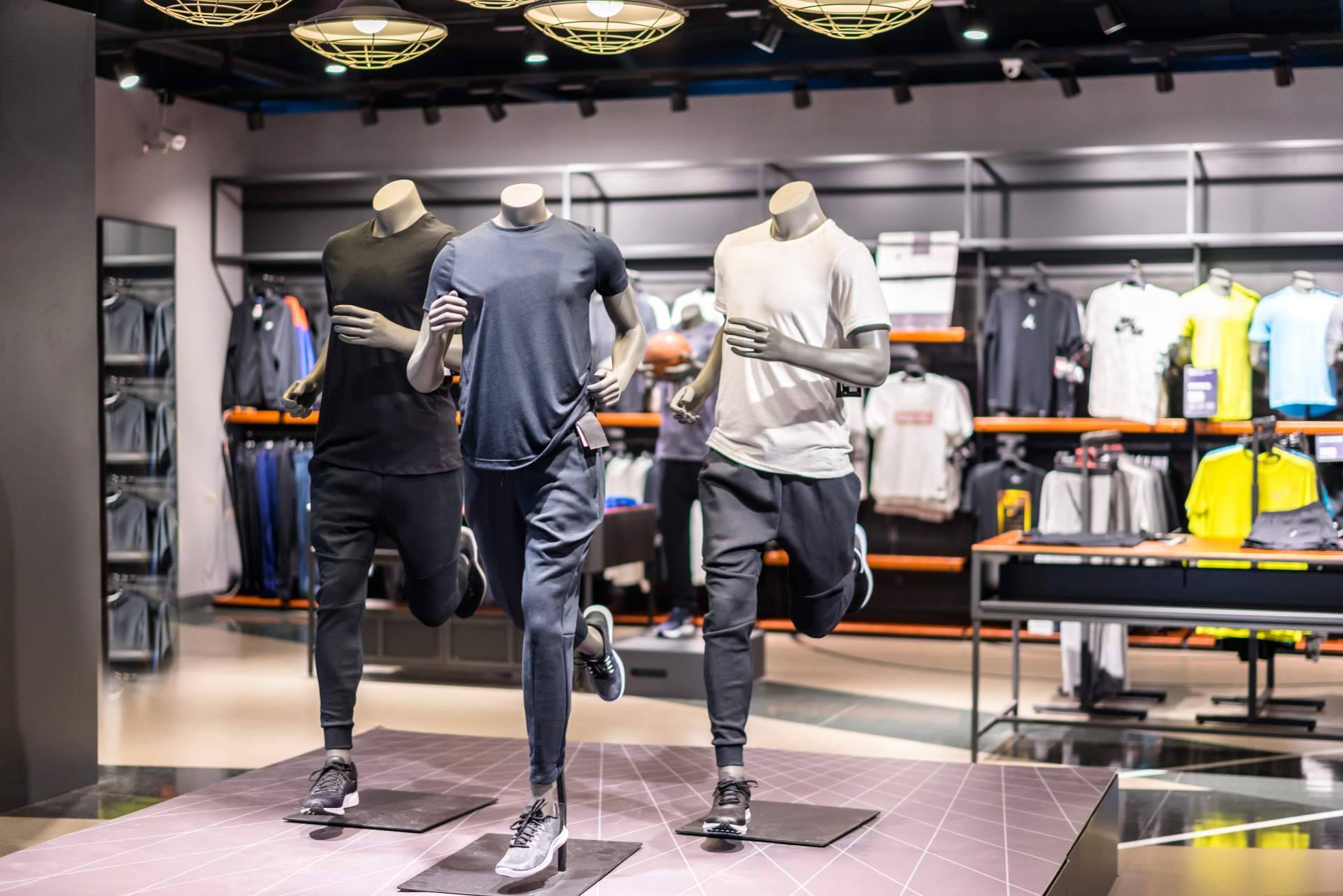 1Best Outlet se suma al deporte con el montaje de tiendas multimarca