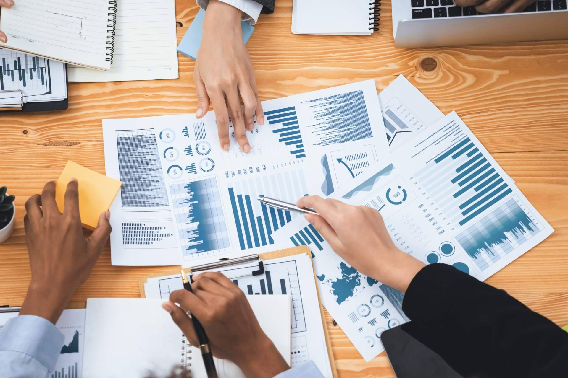 El trabajo híbrido, clave para la eficiencia financiera según directores financieros