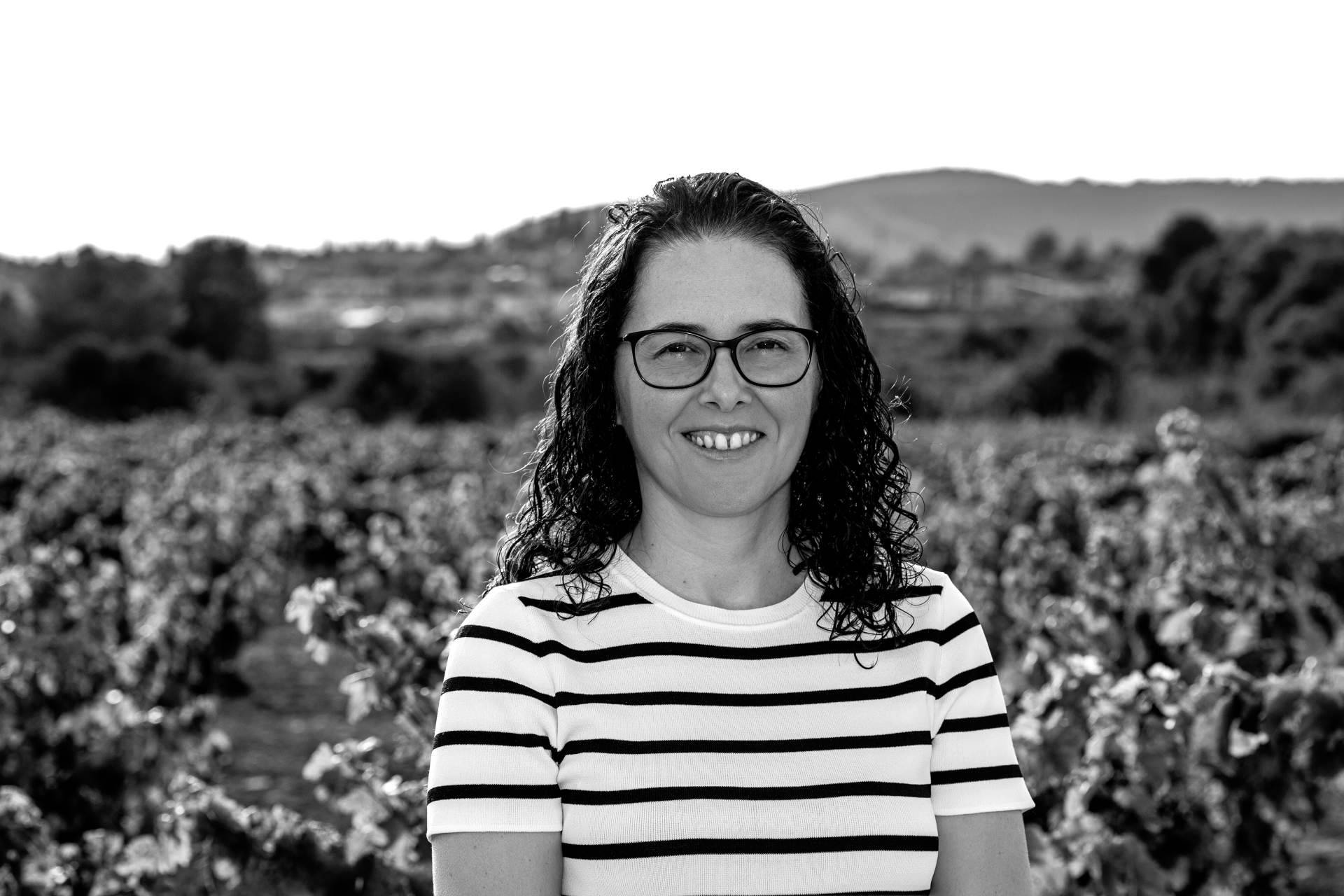 ‘Els ocells et bressolen’, la historia de una mujer que despierta la curiosidad por la época color sepia