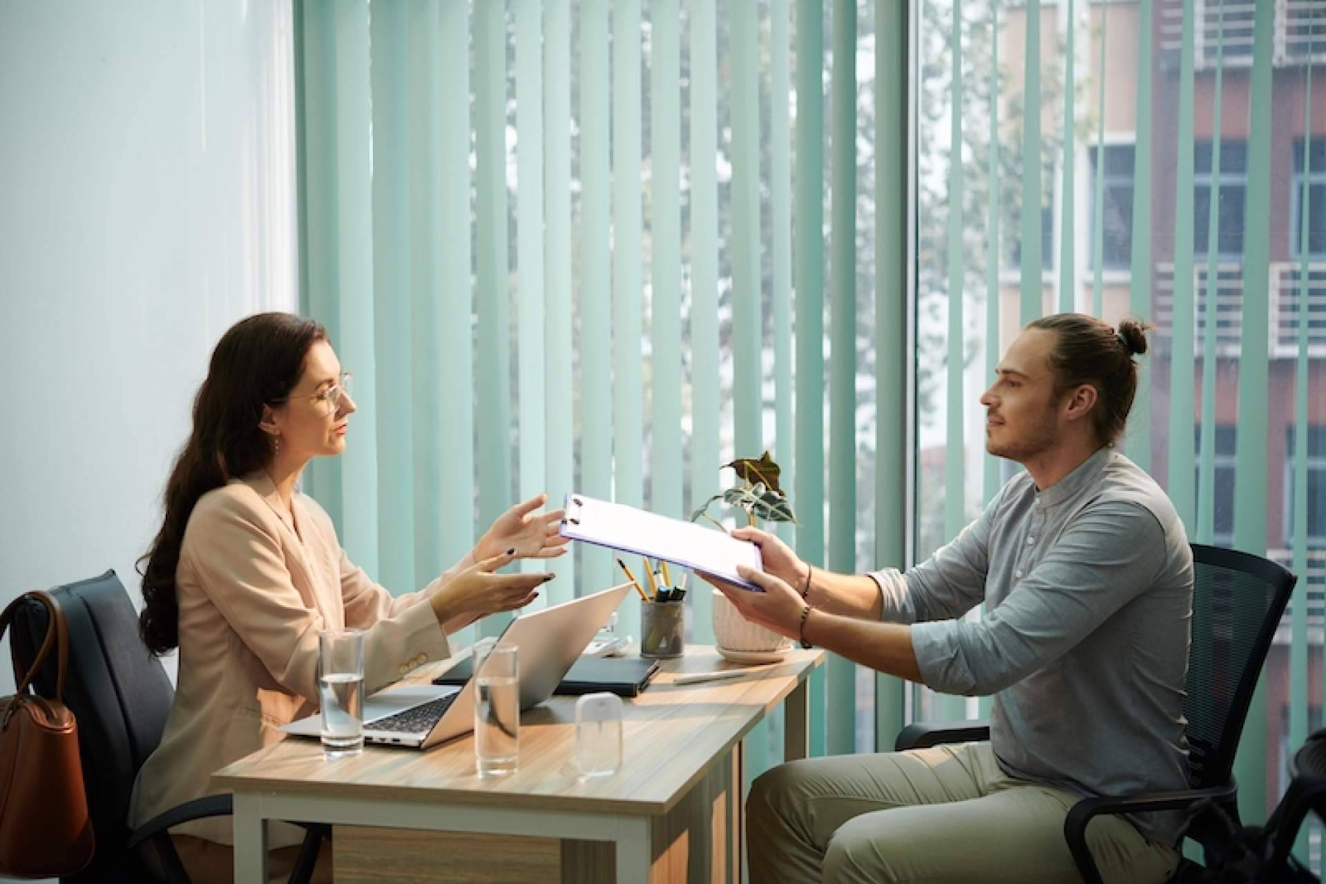 Bienestar emocional en la compañía; estrategias para mejorar el ambiente laboral con ISEB