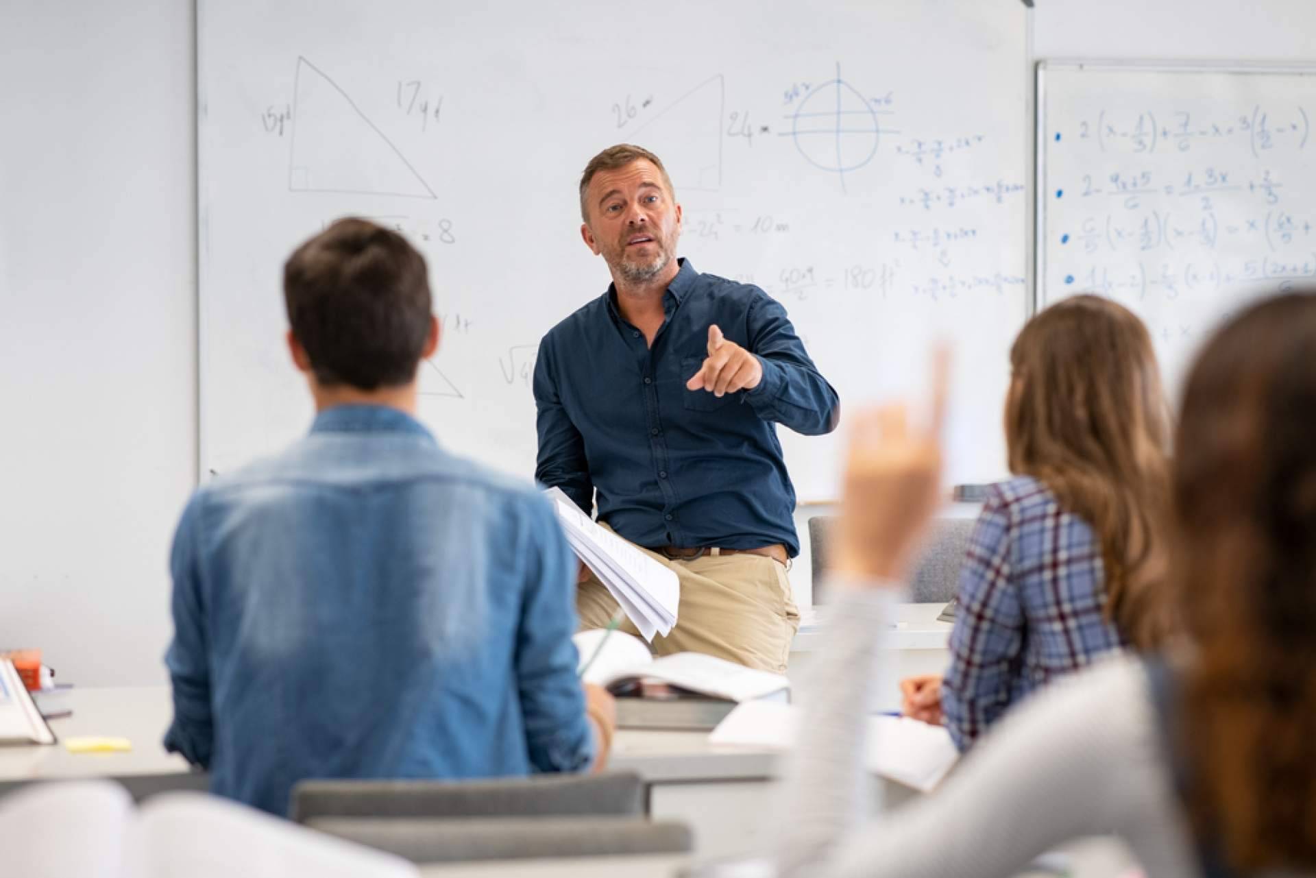 Acreditación ANECA para ser profesor/a universitario, con Ayuda Universitaria Cum Laude
