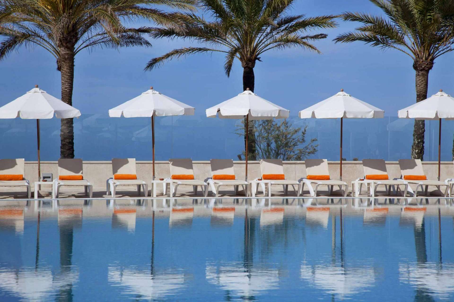 Actualizar el aspecto de una piscina con las tumbonas de Real Hostelería