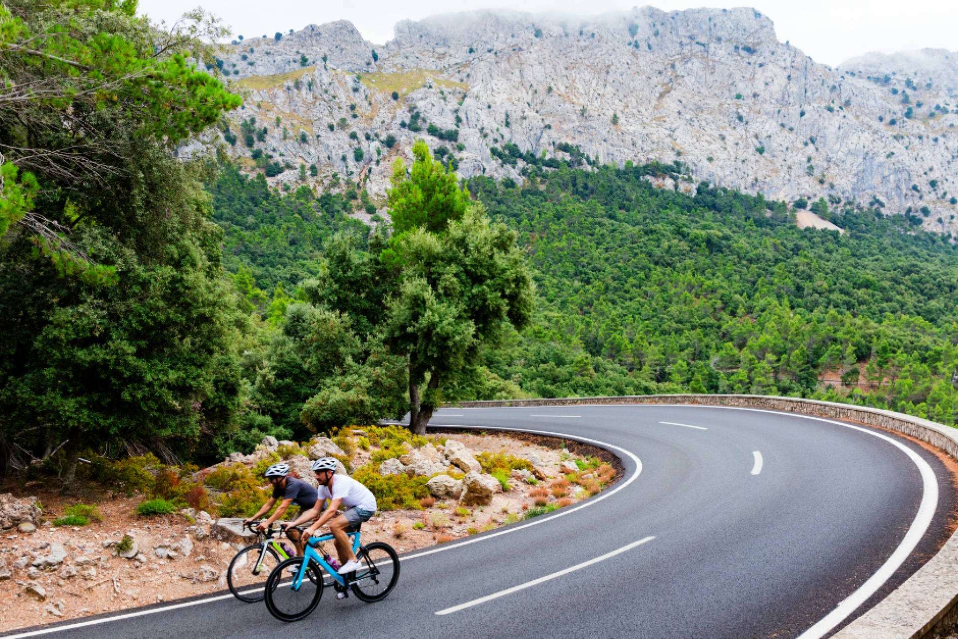 Mallorca, el paraíso mediterráneo para los aficionados al ciclismo y los deportes acuáticos, por Apartamentos Ponent