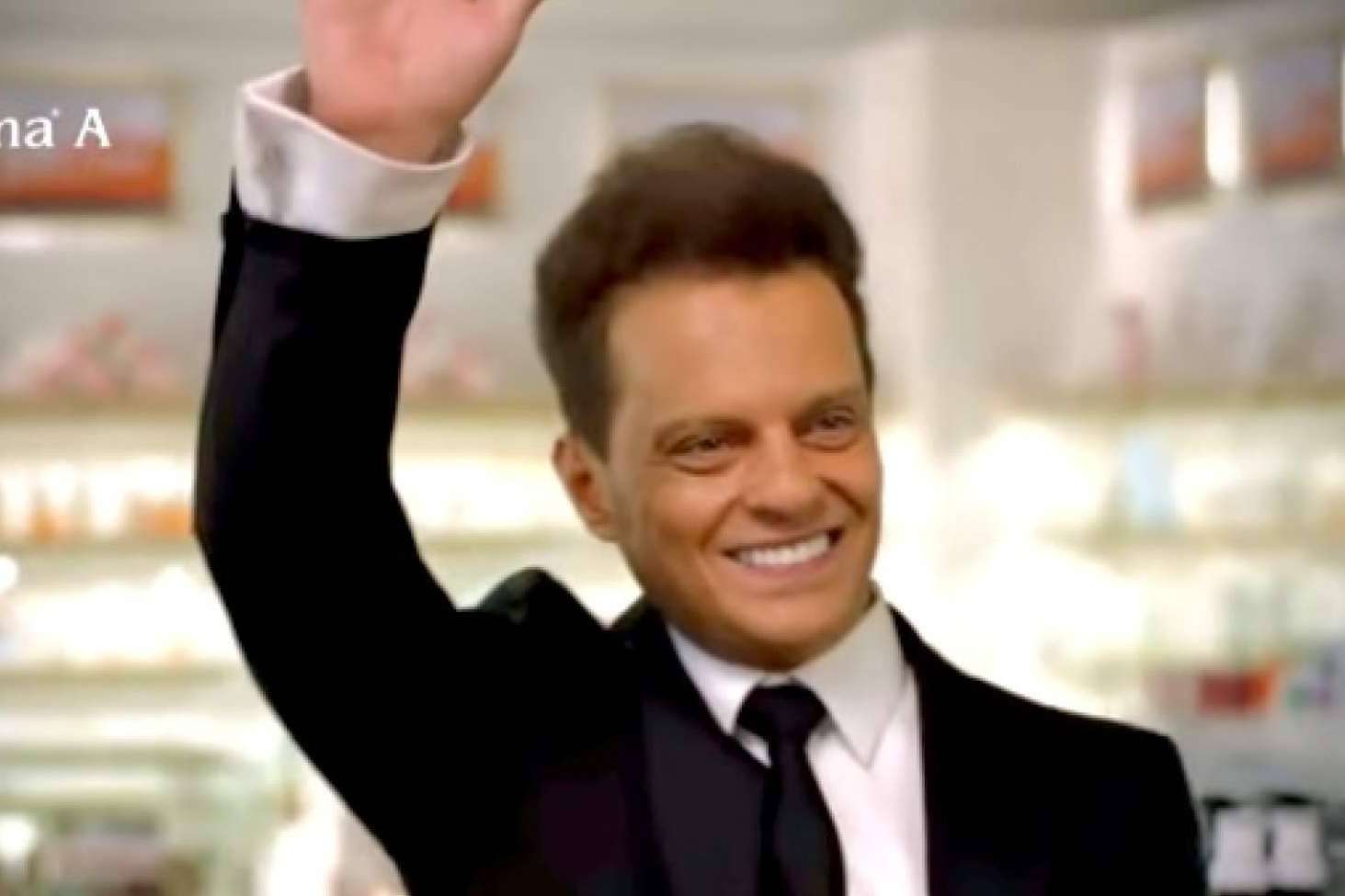 Traer al imitador de Luis Miguel para soprender a los invitados de una fiesta