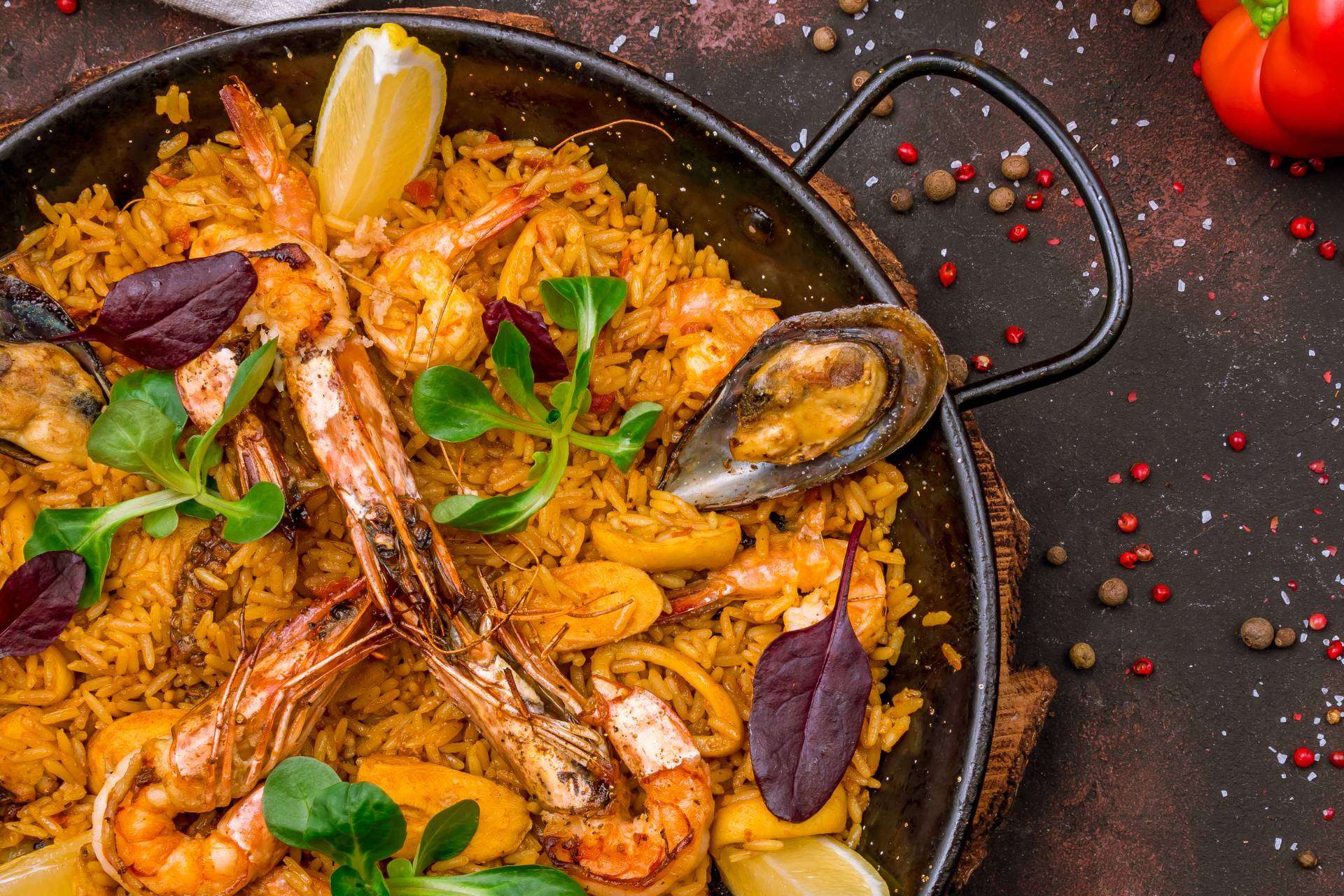 Explorar la exquisita cocina local de Mallorca desde los Apartaments Ponent en Cala Ratjada