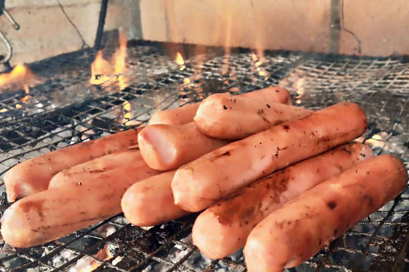 Salchicha ranchera colombiana que enamora a comensales de España y Europa, de la mano de D´Carnilsa